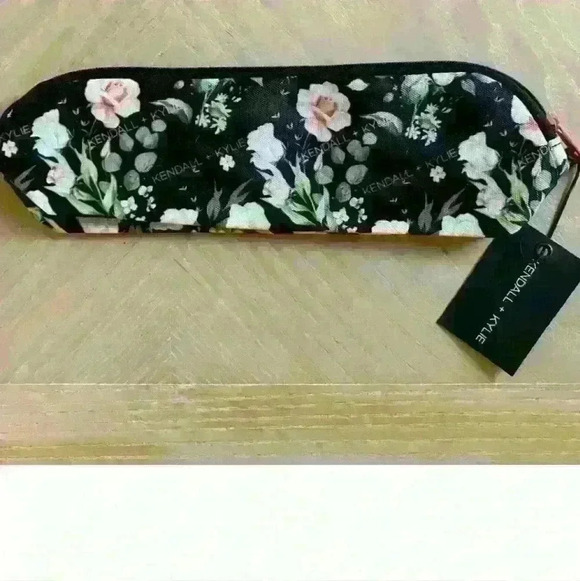 Kendall & Kylie Jenner Kardashian Zip Pouch makeup bag new with tags three piece - Picture 5 of 16